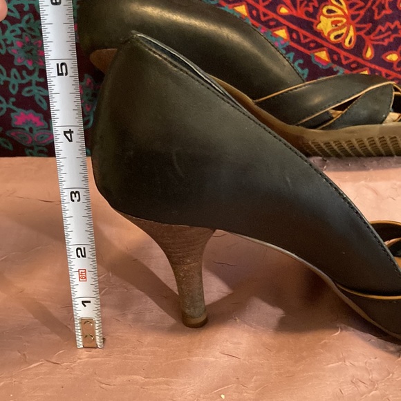 Size 8.5 (I believe) Aerosole Leather Open Toe Pumps w Wooden Heel - Picture 10 of 12